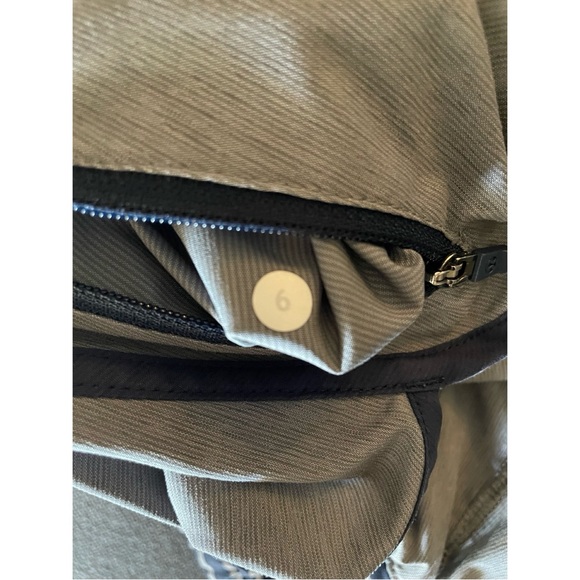 Lululemon athletica 2.5” Lined Running Shorts Gray with Navy Piping Size 6 RARE! - Picture 4 of 5